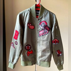 Men’s NBA Chicago Bulls bomber jacket 1966 patches.